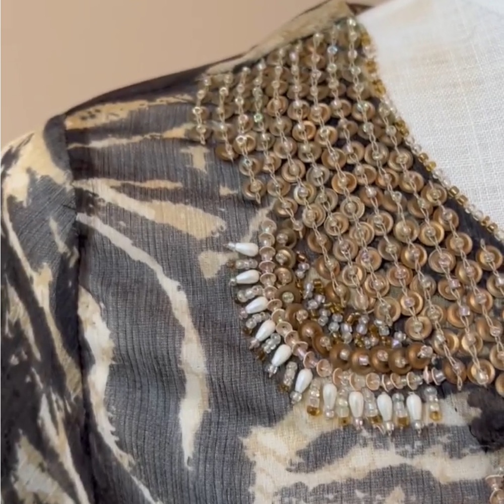 CACHE’ Women’s Sheer Jeweled Top Animal Print Blouse in Excellent condition SZ:L - Picture 5 of 15